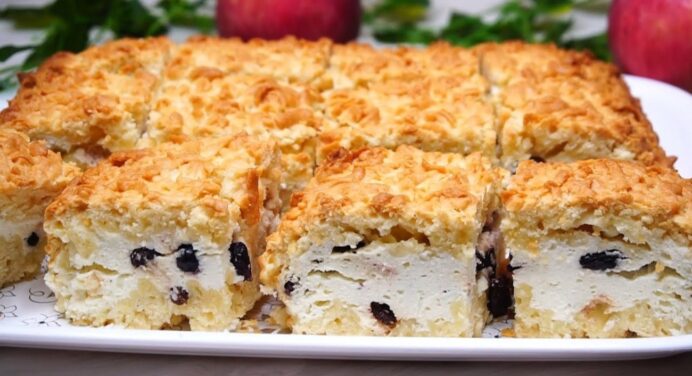 Знахідка для любителів сирних десертів: ароматний тертий пиріг із ніжною начинкою, що просто тане в роті 