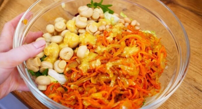 Смажені овочі, консервована квасоля та гриби: знайшла рецепт у маминому записнику! Поживний салат із соусом 