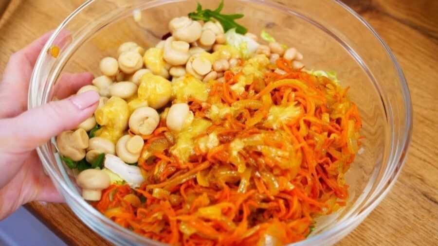 Покроковий рецепт салату з грибами та овочами