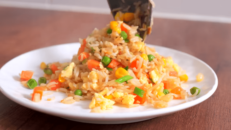 Смажений рис з овочами та яйцями по-китайськи