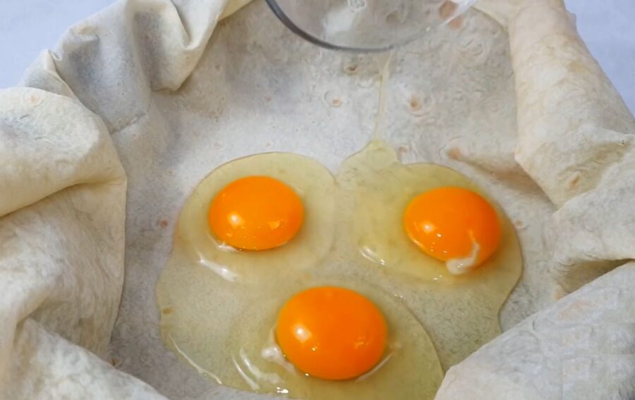 Як приготувати смачний сніданок за 15 хвилин зі звичайного лаваша та курячих яєць – простий рецепт
