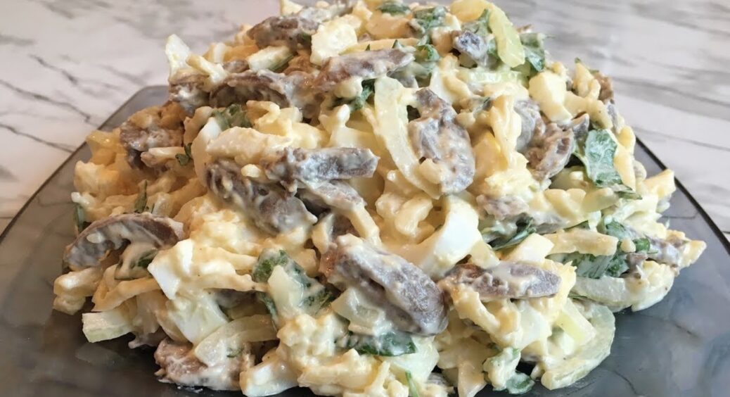 Соковитий салат з огірком та курячими сердечками: випросила рецепт в ресторані та тепер готую на всі свята 