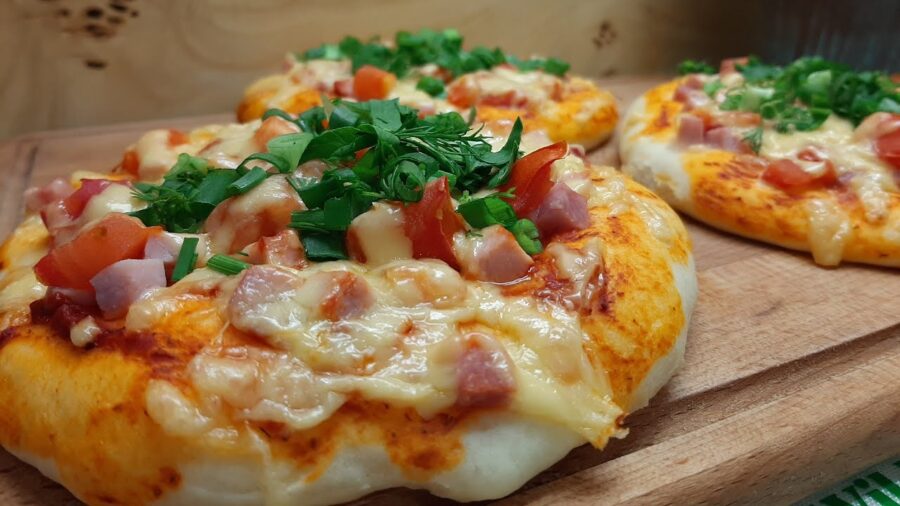 Рецепт ароматних міні-піц, як готували в шкільній їдальні 