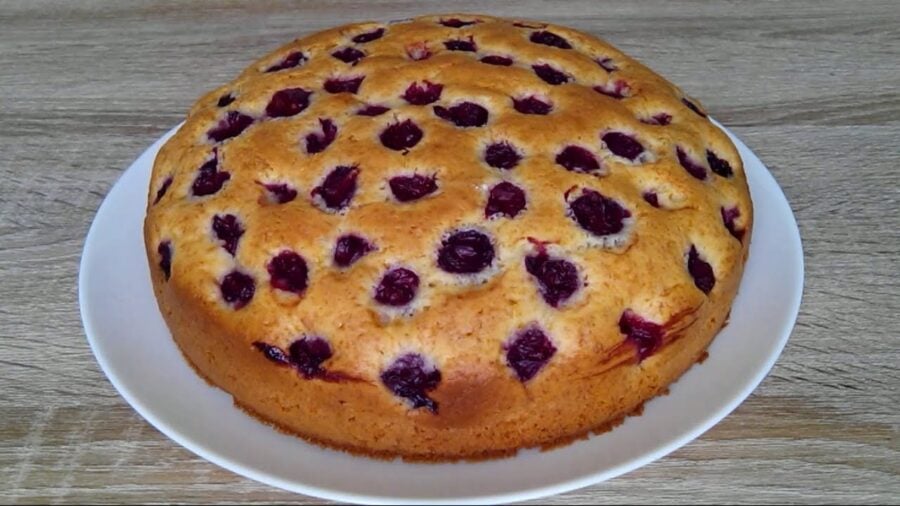 Рецепт пишного вишневого пирога на бісквітному тісті 