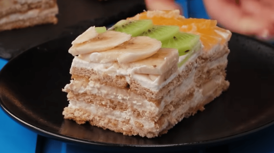 Рецепт швидкого домашнього десерту без випікання: торт з печива та фруктів