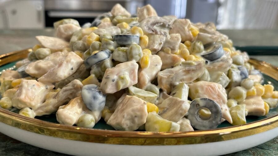 Рецепт святкового салату Каприз з грибами і маслинами