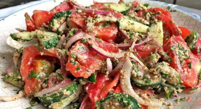 Перетворюю звичайний салат із помідорів та огірків на справжній делікатес: рецепт випросила в ресторані 