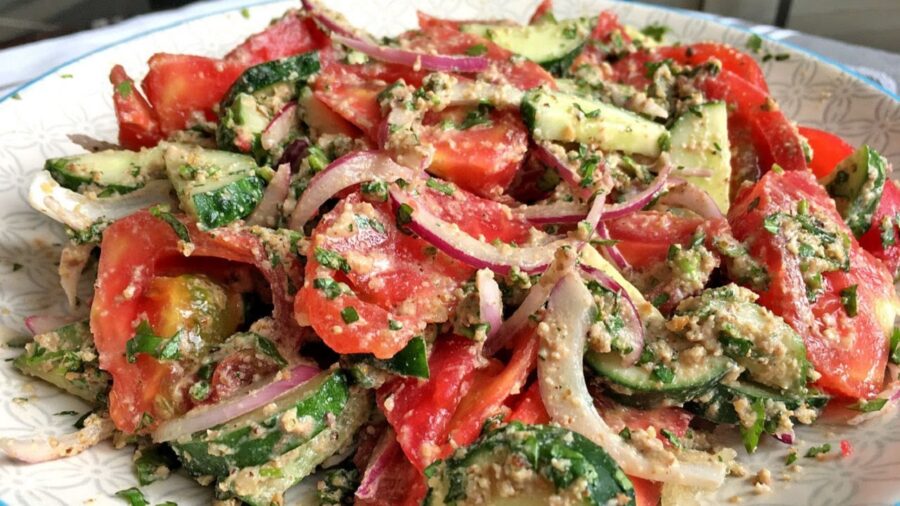 Рецепт смачного грузинського салату з огірків і помідорів