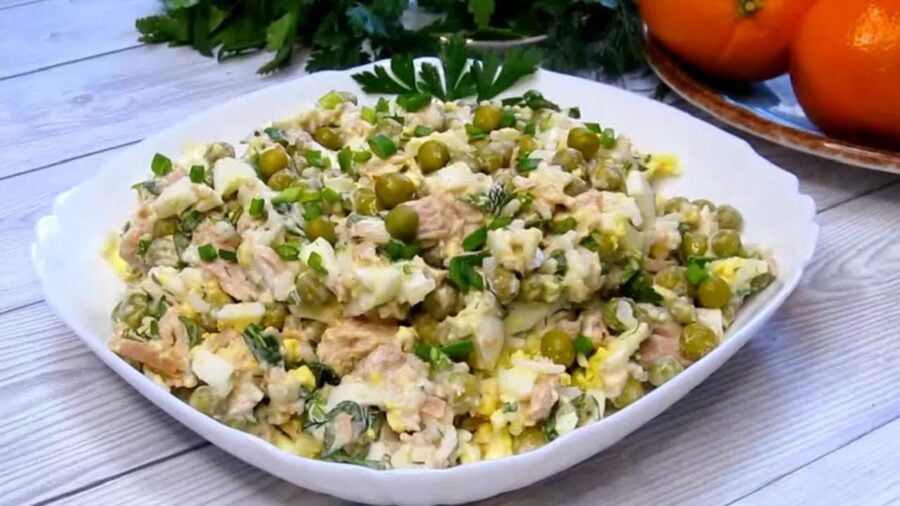Рецепт ситного і смачного салату з рибною консервою