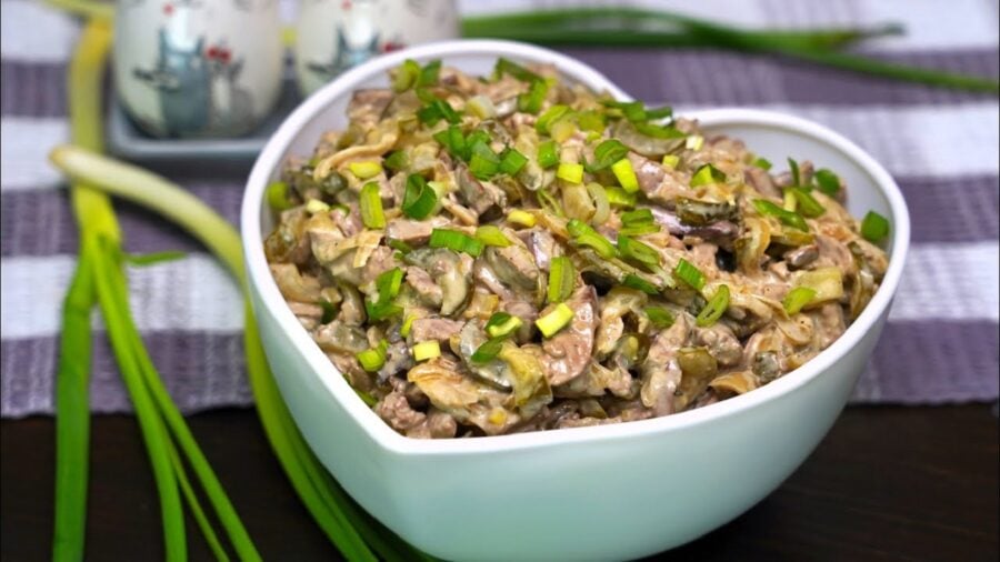 Рецепт святкового салату з курячої печінки і огірків
