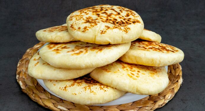 Печу хліб на сковороді без олії: “виростає” в 5 разів, за борти аж “вискакує”. Турецький хлібний коржик 