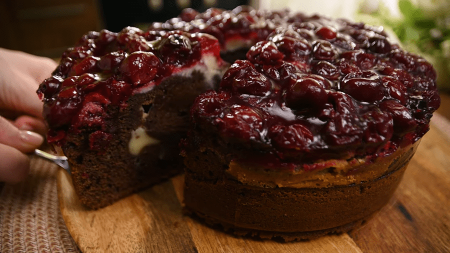 Рецепт домашнього торта з вишнею та вершковим кремом