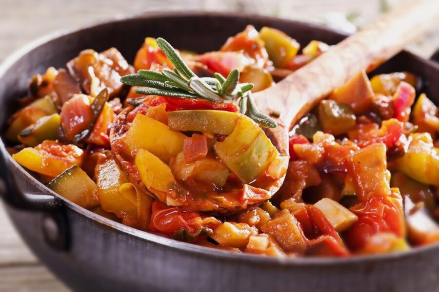 Кулінари розповіли, як приготувати смачне овочеве рагу з кабачками та помідорами за лічені хвилини