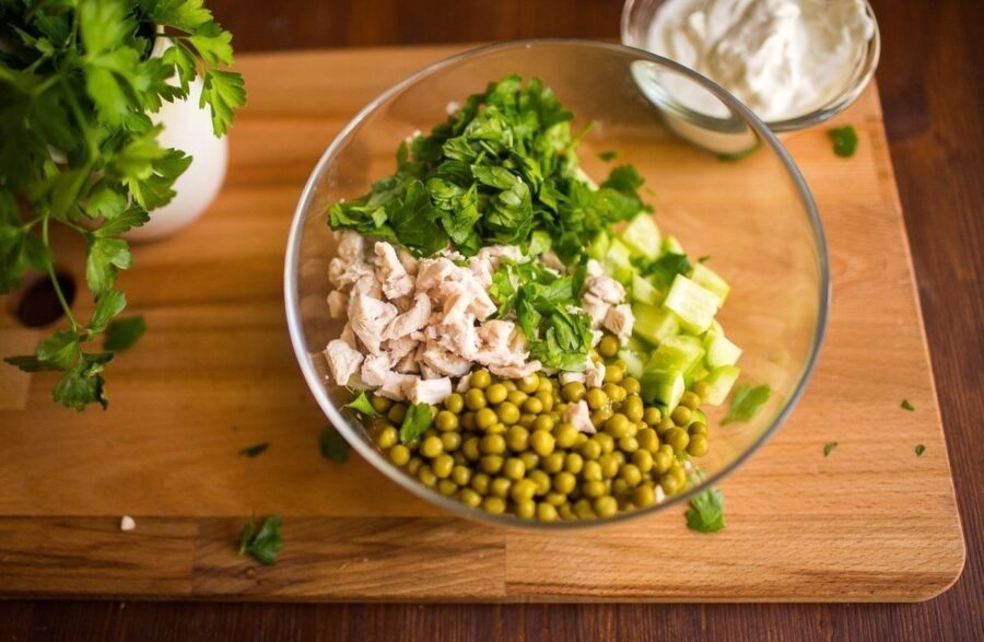 Який салат приготувати до столу – ідеальний варіант з огірками, горошком і часником
