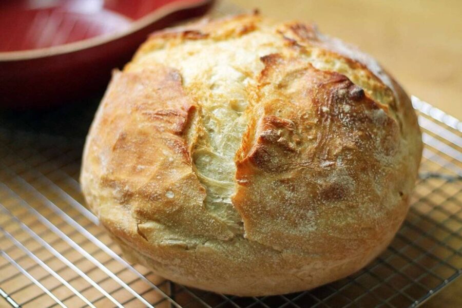 Кулінари розповіли, як приготувати смачний домашній хліб самостійно – буде пухким і дуже ніжним