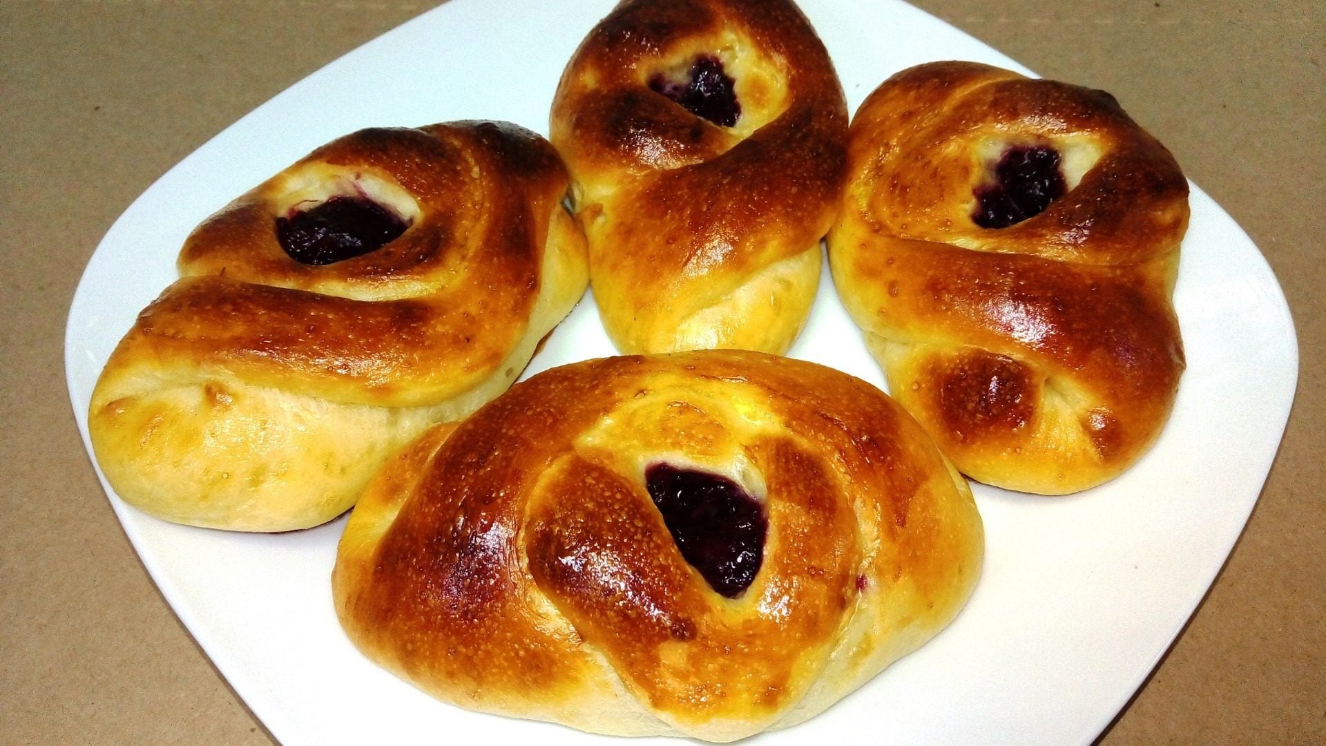 Плюшки с повидлом. Пирожки булочки с повидлом. Сдобные булочки с повидлом. Булочки с повидлом формы. Булочка с конфитюром.