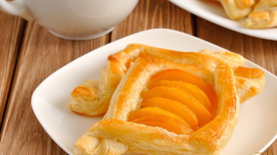 Рецепт слойок із персиками