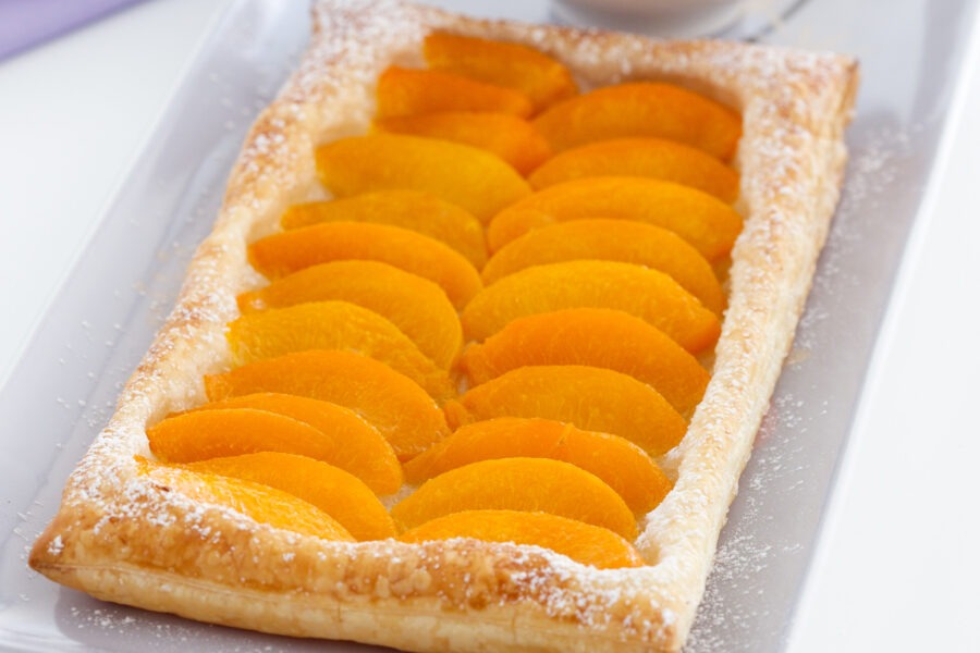 Кулінари поділились рецептом смачної випічки – ніжні слойки з начинкою зі свіжих персиків
