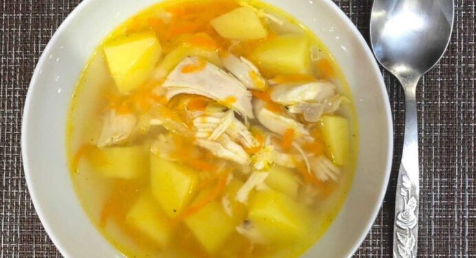Смачний суп за 30 хвилин без картоплі, але з м’ясом: готую своїм дітям, бо це дуже корисна перша страва 