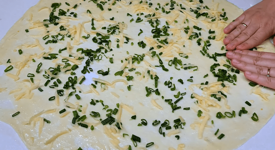 Рецепт хрумких листкових коржиків з сиром на сковороді