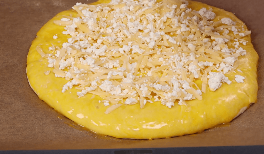 Рецепт лінивих хачапурі у духовці: пухке тісто і багато начинки