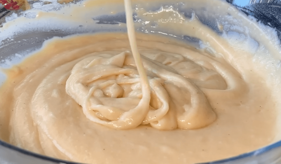 Рецепт найсмачнішого яблучного пирога: бісквітне тісто і багато начинки