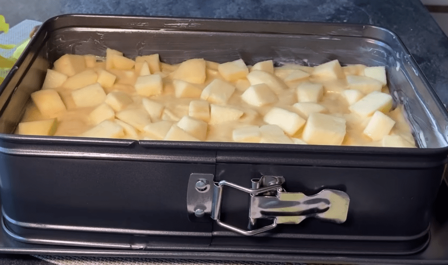 Рецепт найсмачнішого яблучного пирога: бісквітне тісто і багато начинки