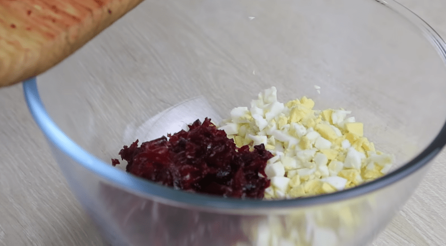 Рецепт святкового салату з буряка і сиру