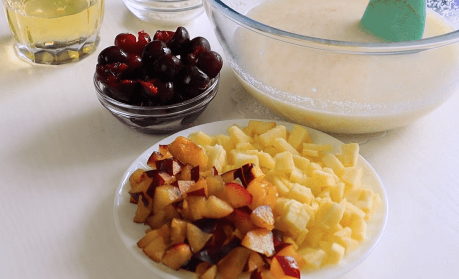 Рецепт смачного і соковитого манника з яблуками і ягодами