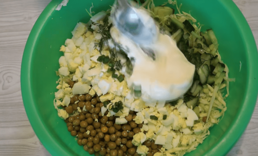 Рецепт смачного і ситного салату з капусти і горошку