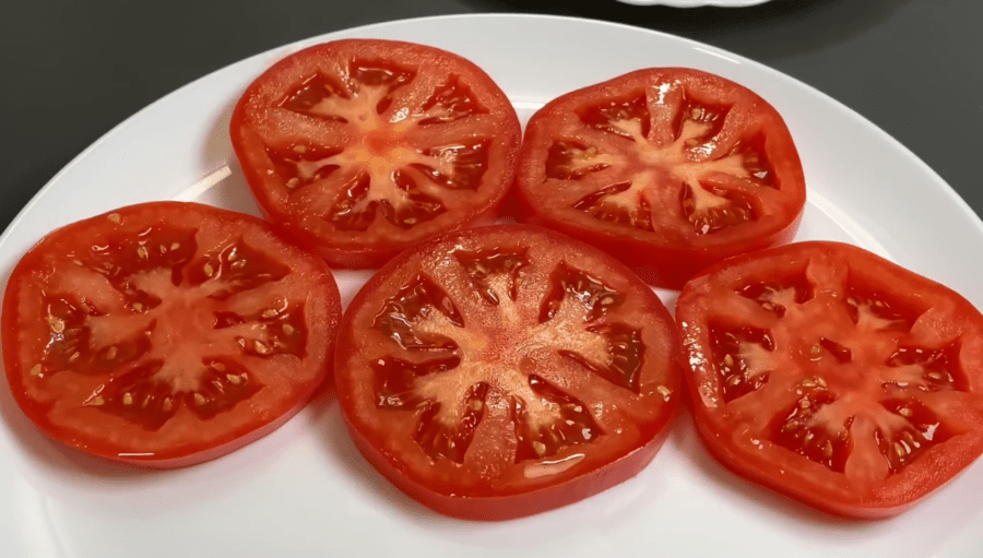 Рецепт святкової закуски з помідорів і сиру