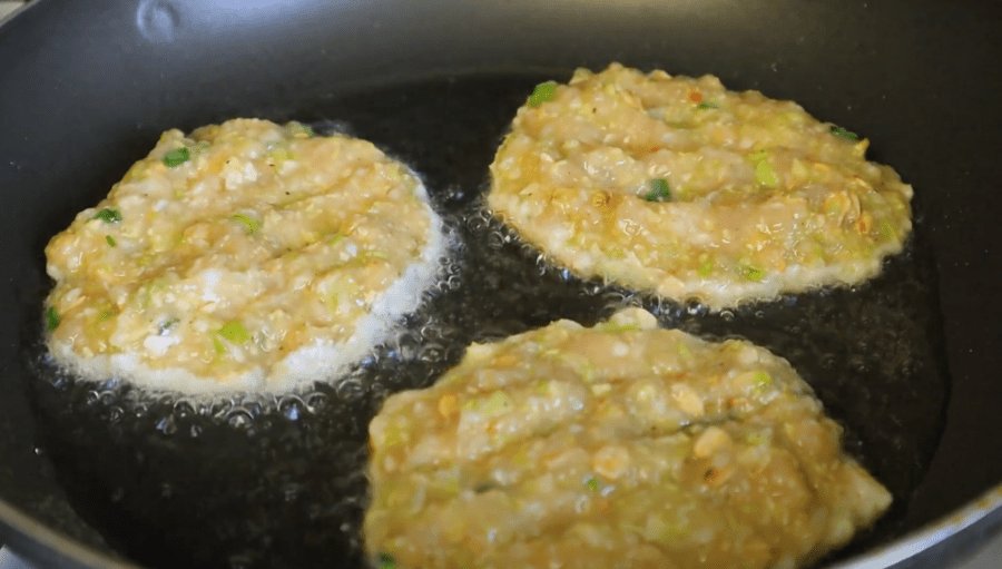 Рецепт ніжних капустяних оладок з фаршем