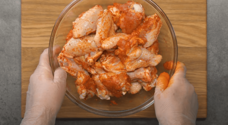 Рецепт смачних курячих крилець на сковороді без фритюру