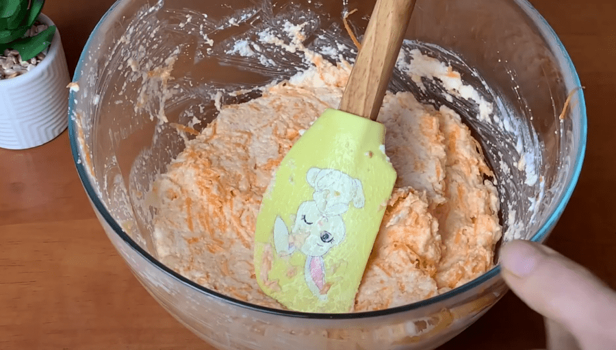 Рецепт ніжного морквяного манника на кефірі