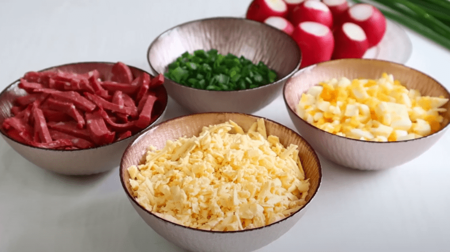 Рецепт смачного весняного салату на Великдень з м'ясом і редисом