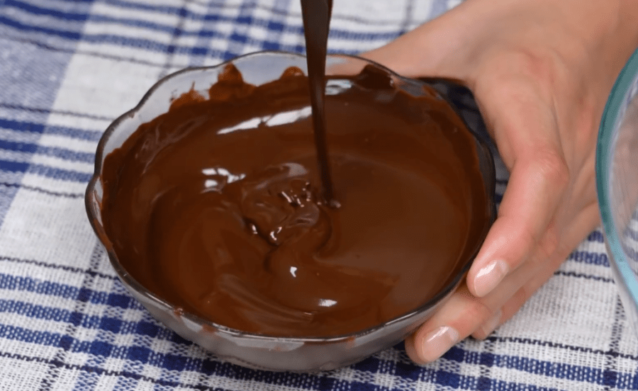 ецепт ніжного шоколадного десерту з двох інгредієнтів без желатину і випічки