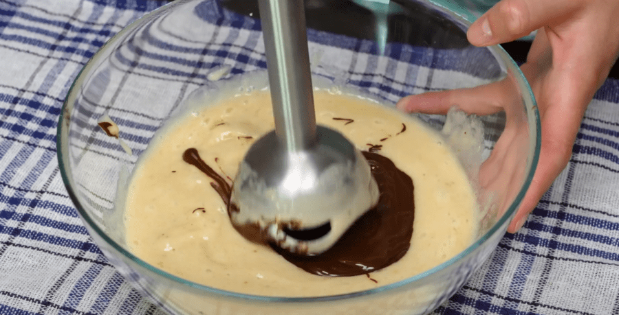 Рецепт ніжного шоколадного десерту з двох інгредієнтів без желатину і випічки