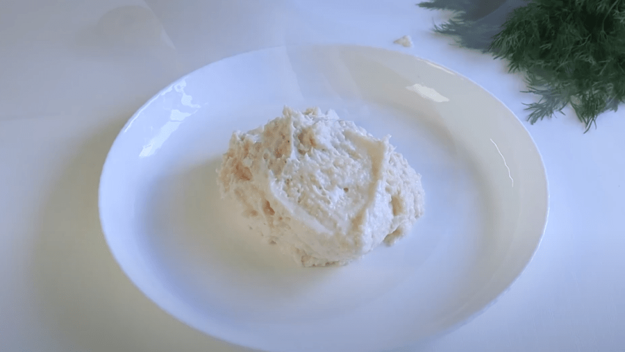 Рецепт смачної і пряної сальної намазки на хліб з трьох інгредієнтів