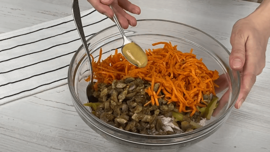Рецепт ситного і соковитого салату з куркою і грибами