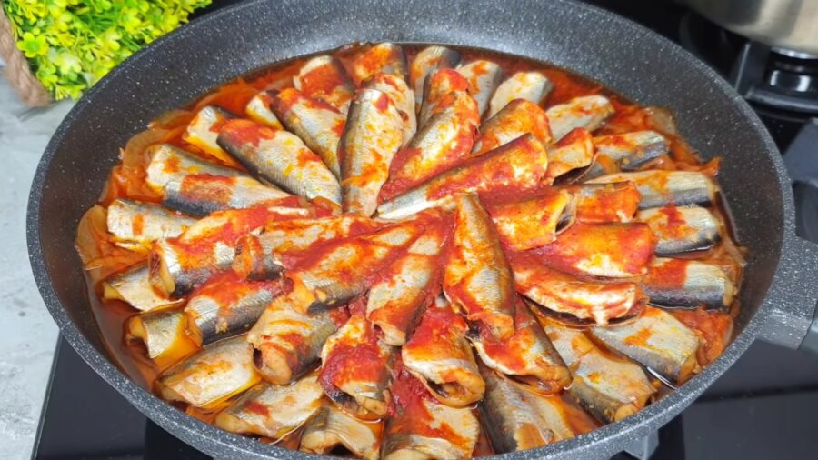 Рецепт тушкованої риби з овочами в томатному соусі