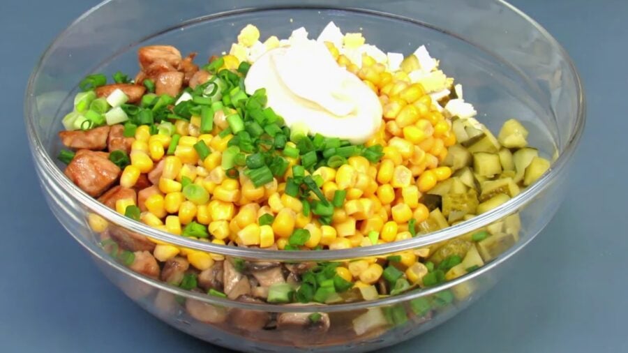 Покроковий рецепт салату з курячою грудкою та грибами