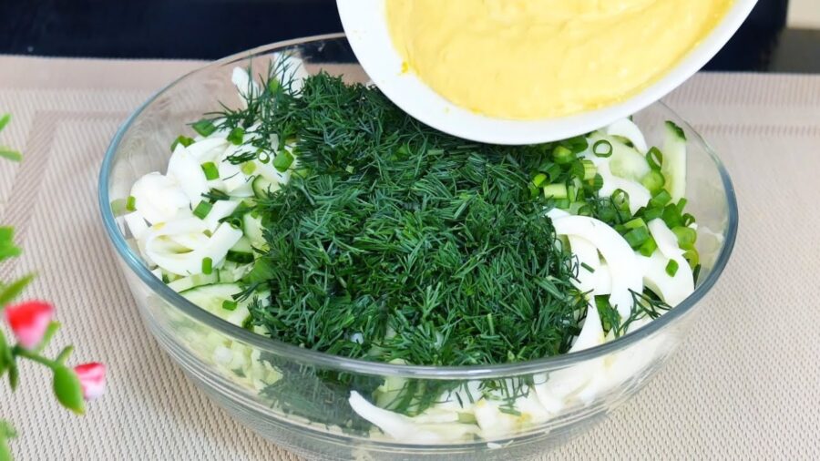 Рецепт салату з капустою, огірками, яйцями та зеленню