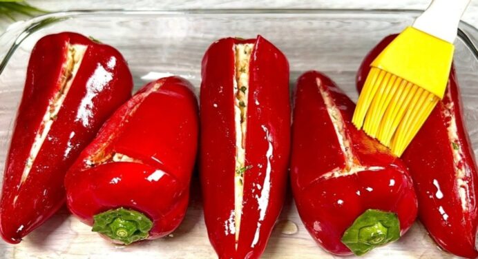 Рецепт, який зводить з розуму: фаршировані перці з сиром Фета та помідорами. Запікаю не лише на свята 