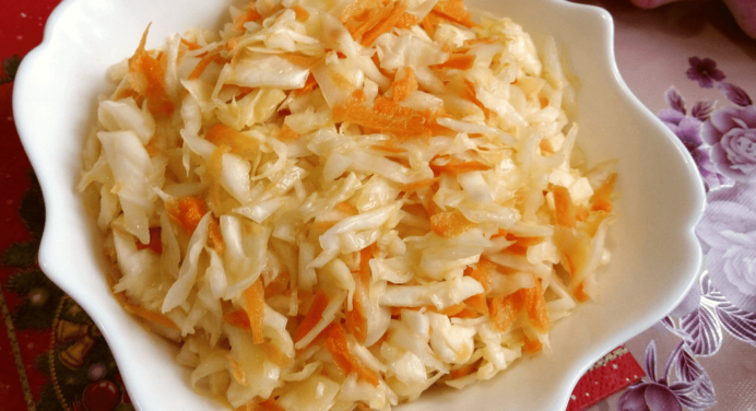 Салат з капусти як у радянській їдальні: бабуся підказала, як зробити “той самий” смак. Просто і дуже смачно 