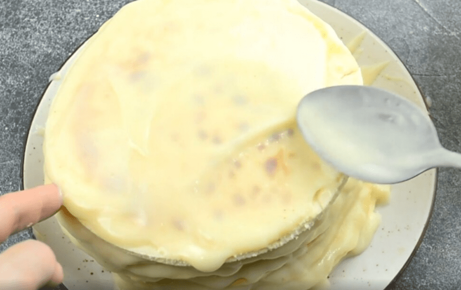 Рецепт торта на сковороді із заварним кремом та згущеними коржами