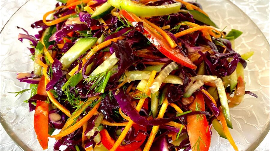 Як приготувати яскравий салат з червоною капустою 