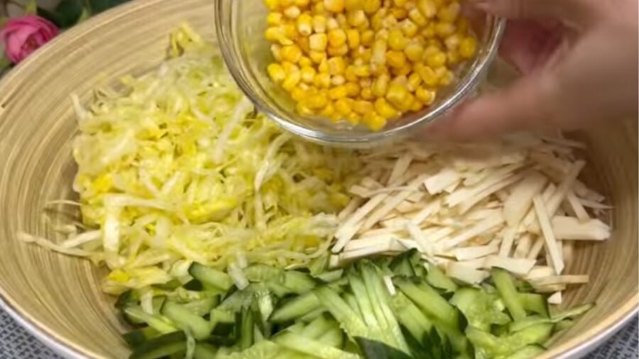 Смачний та соковитий салат з капусти та копченого сиру 