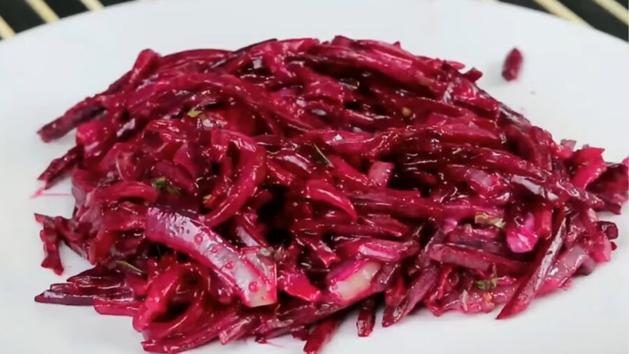 Рецепт смачного салату з буряками та маринованими огірками