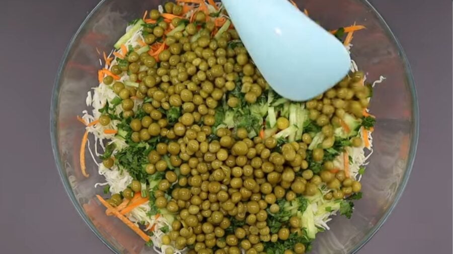 Як приготувати корисний овочевий салат з цікавою заправкою 