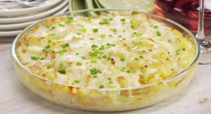 Рецепт підгледіла у французькому ресторані: найсмачніша картопляна запіканка “Гратен” у духовці – дуже ніжна 